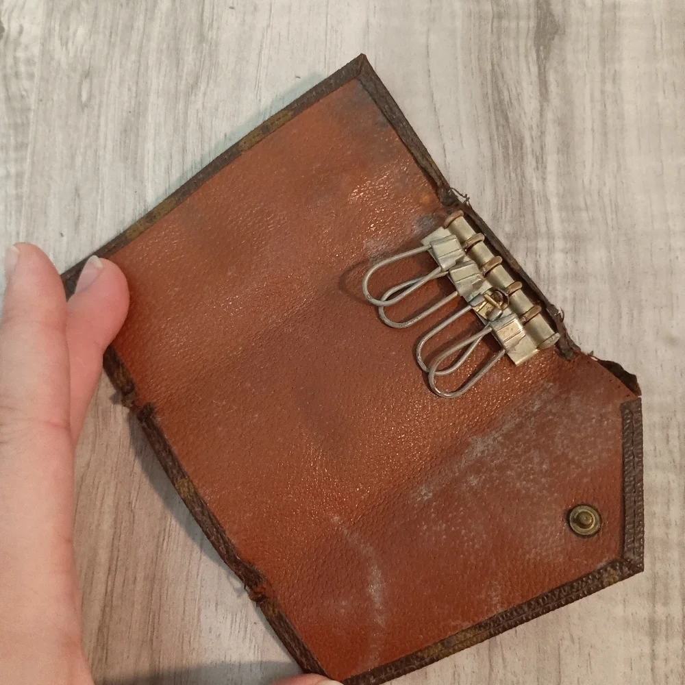 Louis Vuitton Amiet Monogram Signature Design LV Logo 4 Key Holder